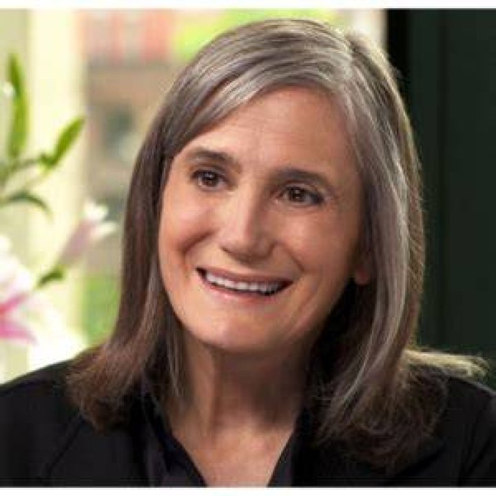 Amy Goodman Bio, Age, Height, Husband, Married, Parents, Siblings & Net