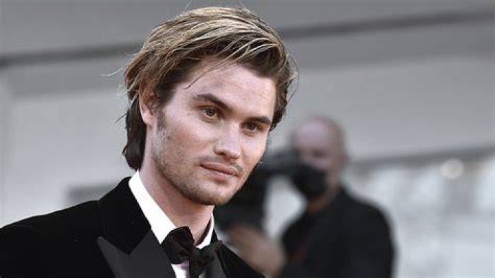 Chase Stokes Net Worth 2023 ‘Outer Banks’ Salary vs. Madelyn Cline