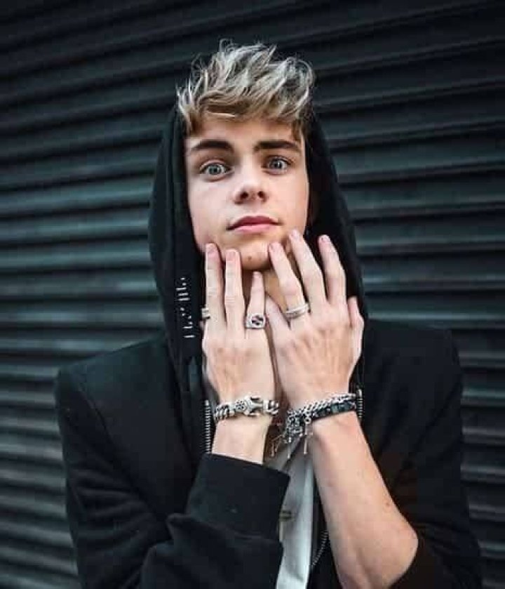 Corbyn Besson (Singer) Wiki, Bio, Age, Height, Weight, Affair, Dating
