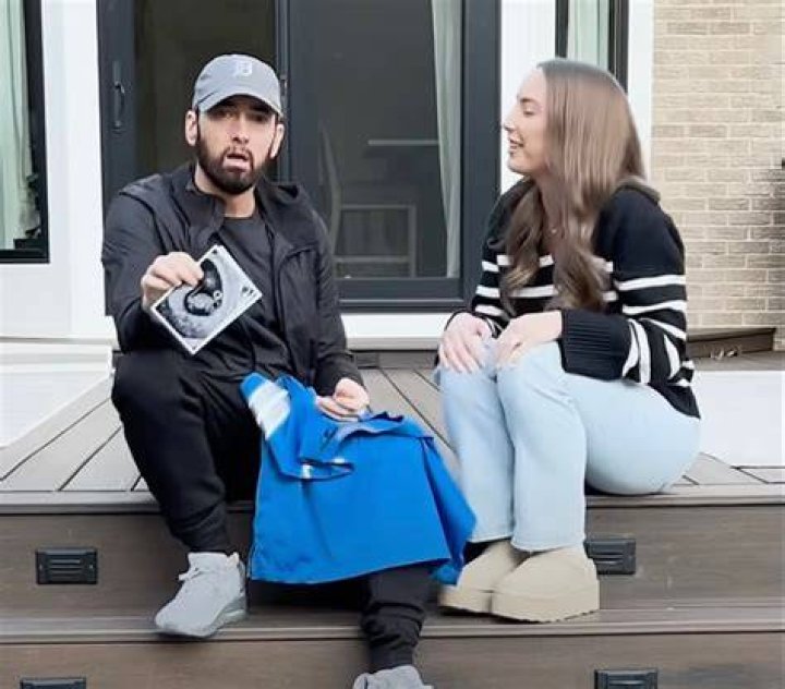 Eminem's ridiculously baggy sweatsuit. Eminem style, Eminem, Eminem