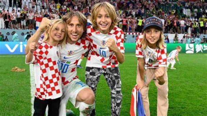 Kids of footballers Luka Modric a családjával a hivatalos bemutatásán