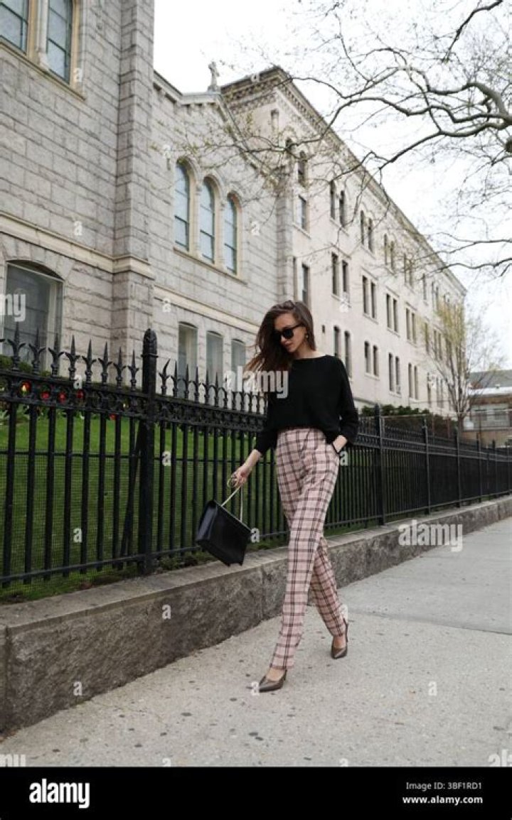 New York woman walks down the street with a &lsquo;lookingforahusband